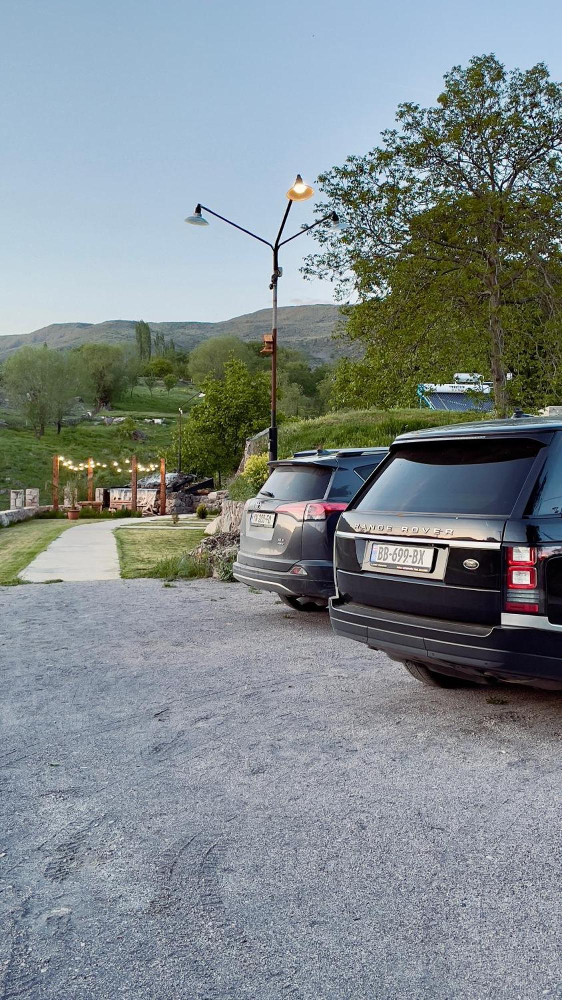 Hotel Hobbiton Near Vardzia Caves T'mogvi エクステリア 写真