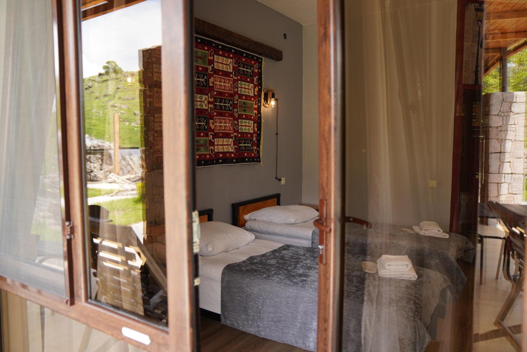 Hotel Hobbiton Near Vardzia Caves T'mogvi エクステリア 写真